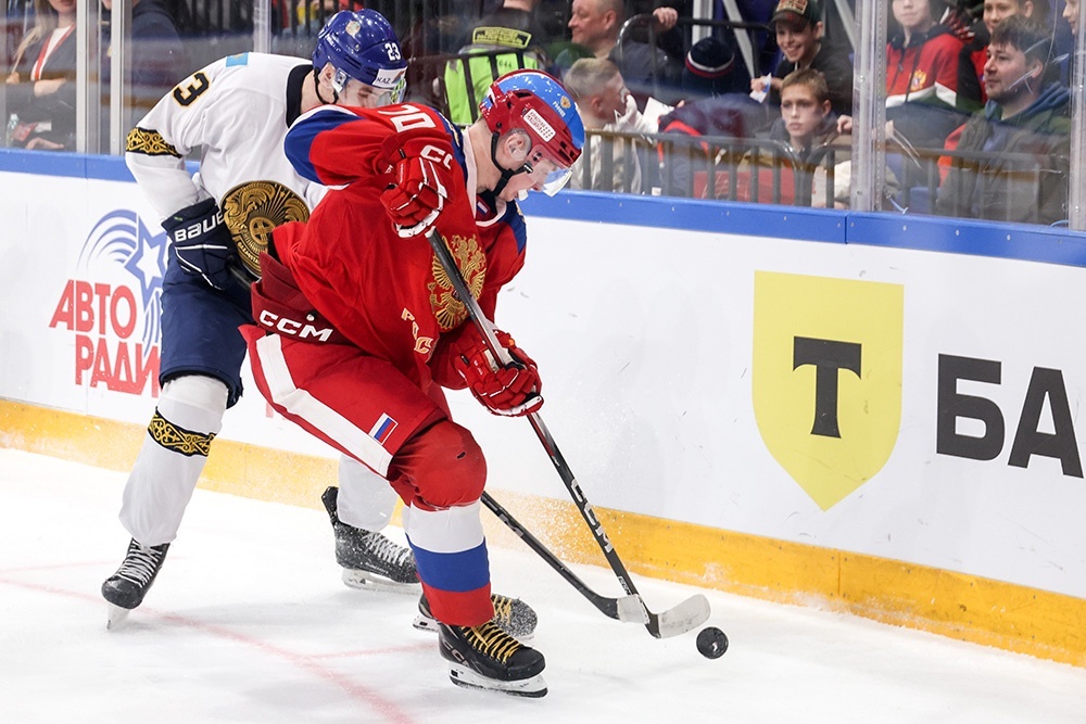    Несмотря на юный возраст, Егор Сурин не стесняется брать игру на себя. В матче с Казахстаном он забил дважды. / Кирилл Кухмарь/ТАСС