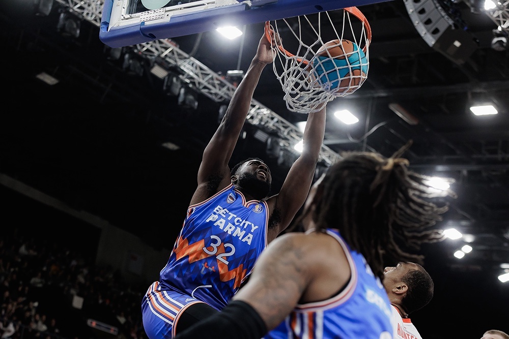    Легионер "Пармы" Картер Террелл (№ 32) стал самым результативным игроком матча с "Локо", набрав 23 очка. / Пресс-служба Единой лиги