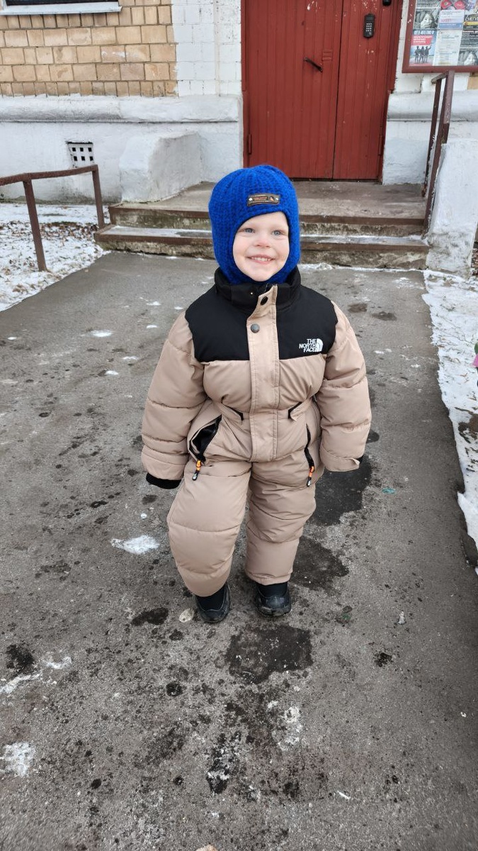 Женя ждет такси домой