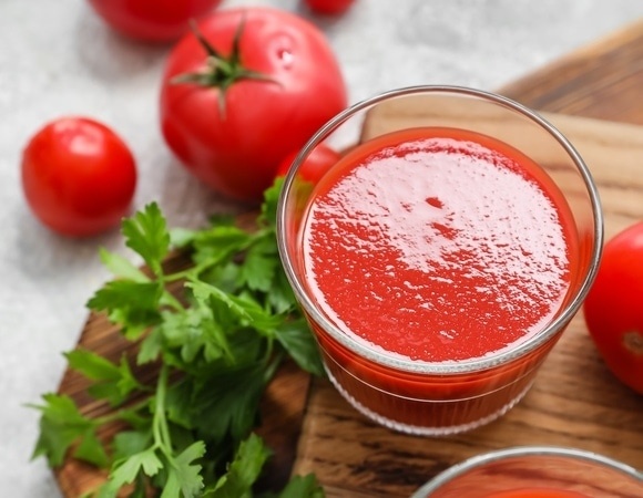 Какой томатный сок полезнее — из свежих помидоров или из пасты?