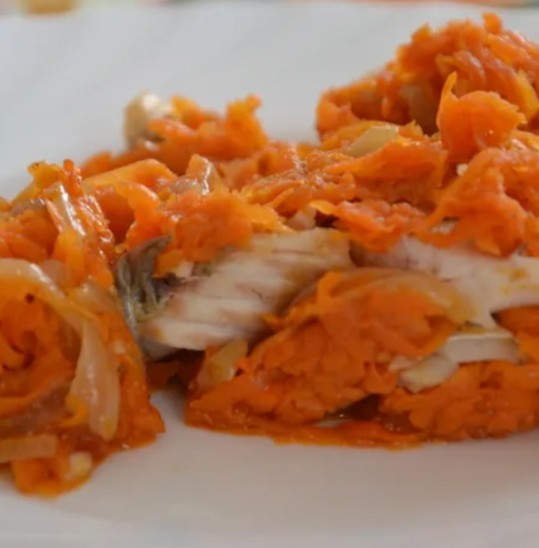 Так как я не готовила этот салат в данный момент, то нашла фото , как все пишут из свободного источника. Эта текстура очень близка  к тому , как должен выглядеть салат. На фото видны дольки рыбы. 