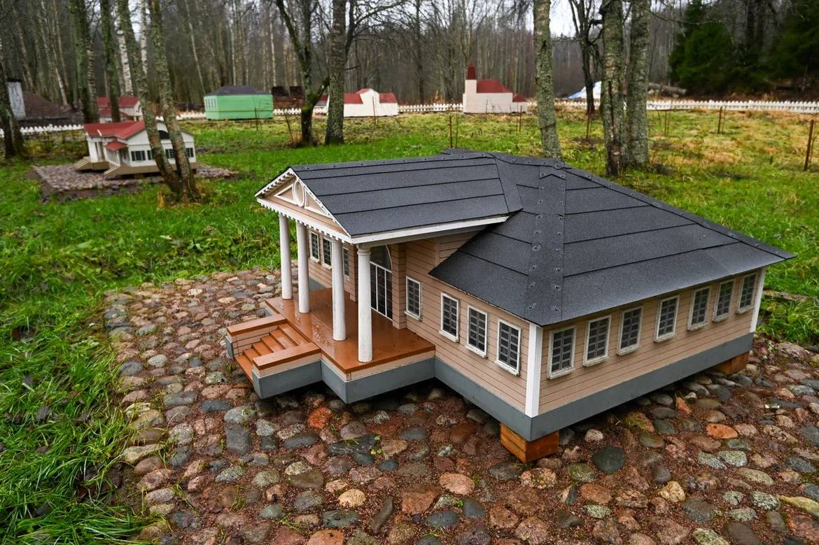 Выставка детских поделок - усадьбы в миниатюре. https://t.me/drozdenko_au_lo/8956