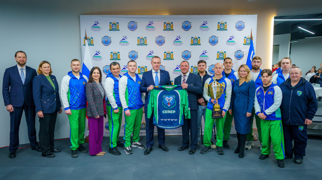    Команда по следж-хоккею «Север» вместе с губернатором ХМАО подвела итоги своего первого года