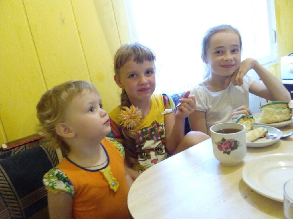 Варя с сестрами в 2018 году