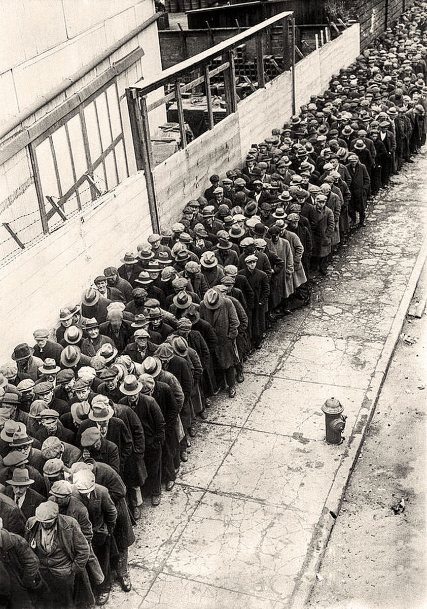 Великая депрессия выглядела именно так — без взрывов, но с очередями за бесплатной едой