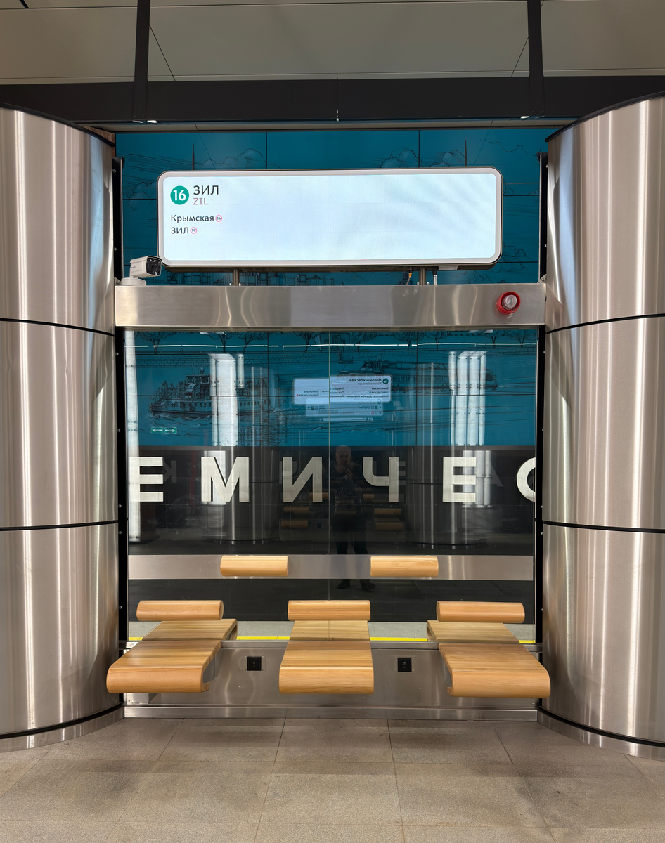 Такие вот тут места для ожиданий и встреч.