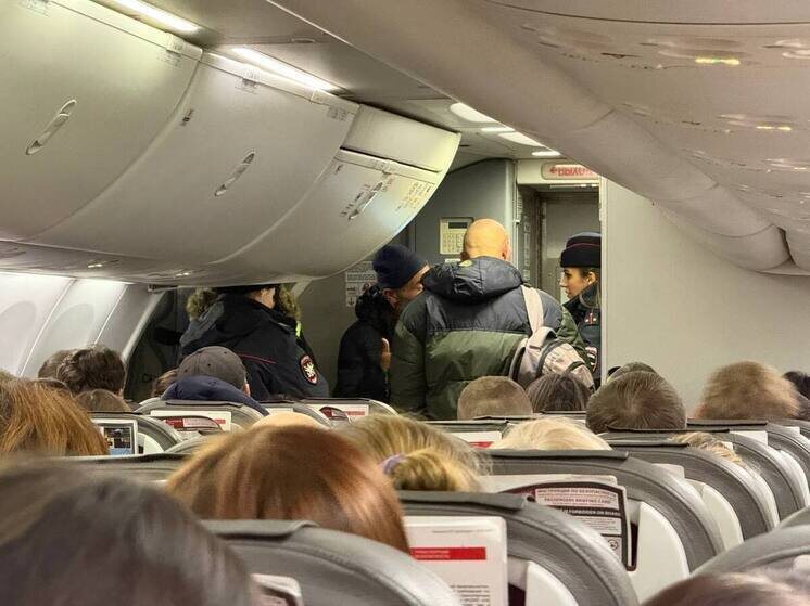     Вылет должен был состояться в 16:30, однако в 16:45 мужчина встал в проходе и начал перед всеми извиняться за свое поведение. Фото: МК в Питере / Елизавета Зыкова