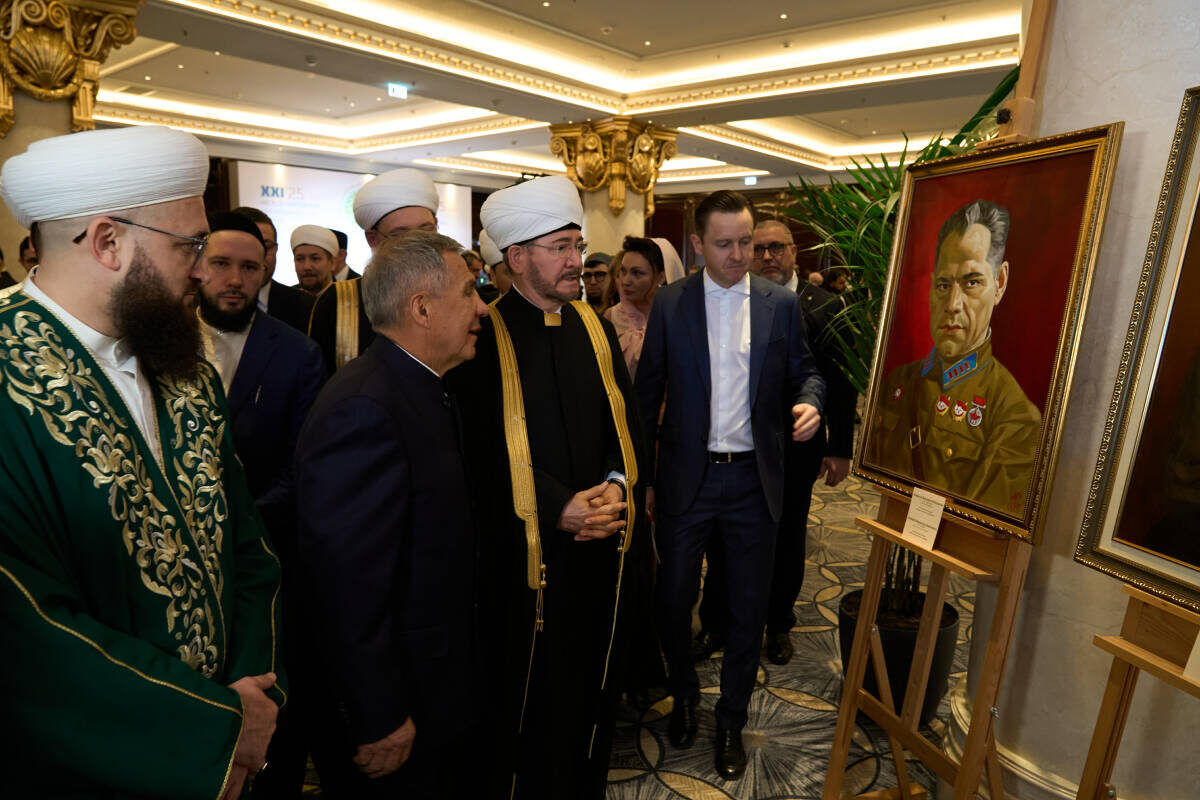 ​Перед началом пленарного заседания Раису Татарстана Рустаму Минниханову провели экскурсию по выставке «Мусульмане на защите Родины» Фото: rais.tatarstan.ru