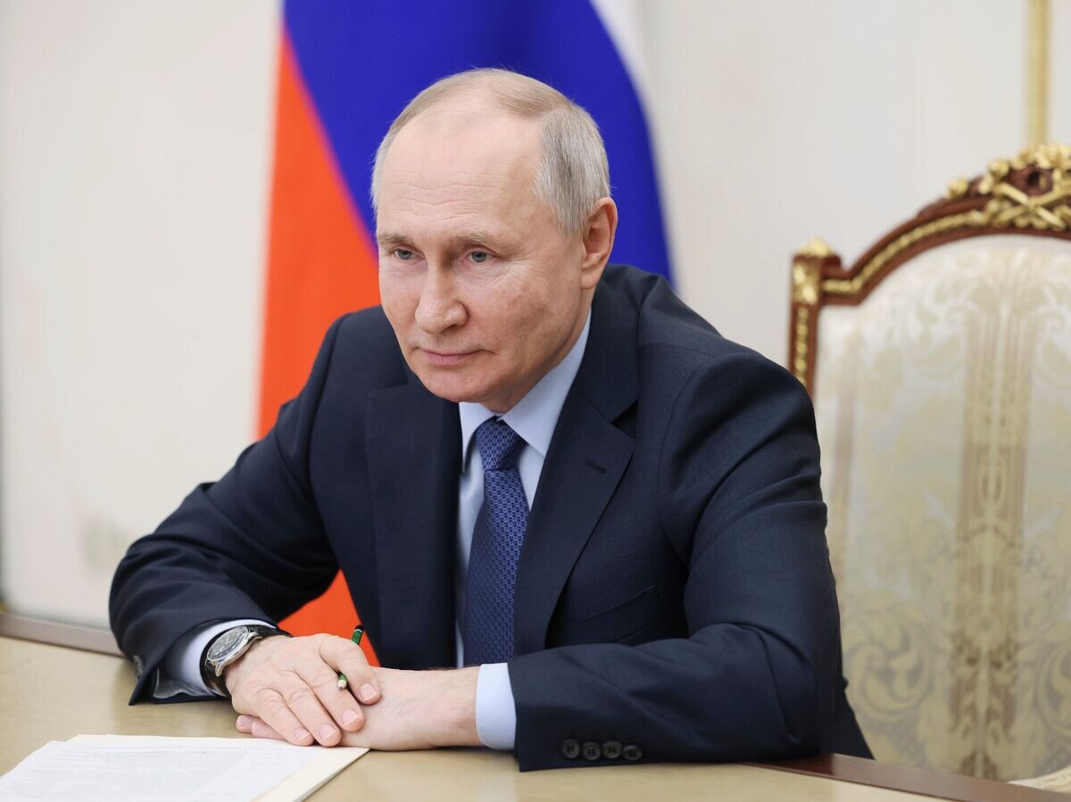    Президент РФ В. Путин провел встречу с врио главы Смоленской области В. Анохиным© POOL