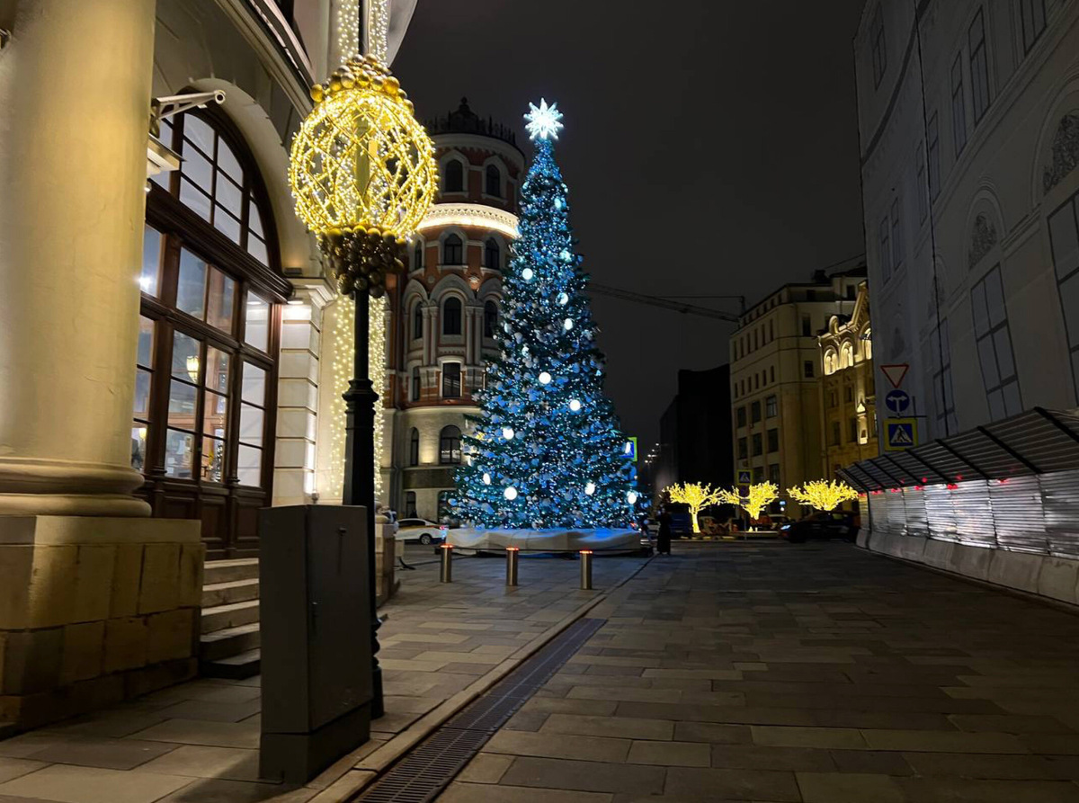 На Варварке сохранились палаты бояр Романовых. В целом здесь есть ощущение, что ты гуляешь по новогодней улице прошлого века