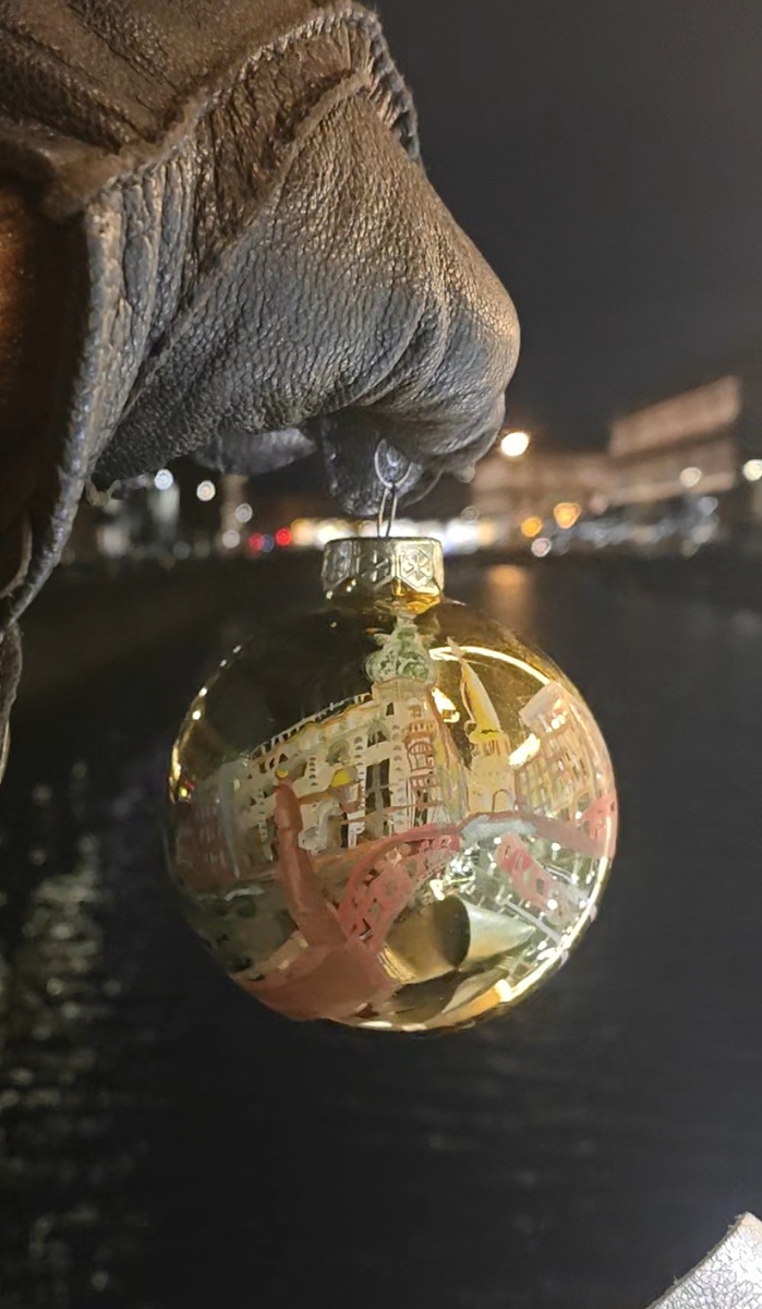 Новогодний шар на фоне р. Мойки 