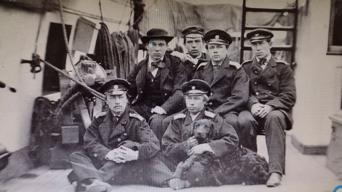 Моряки клипера "Алмаз", Николай Римский-Корсаков крайний справа во втором ряду, фотография из открытых источников Яндекса