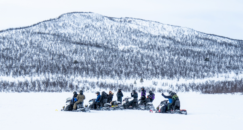 Пропавших у г.Ослянка туристов нашли. Они заблудились в метель. Ночевали у костра