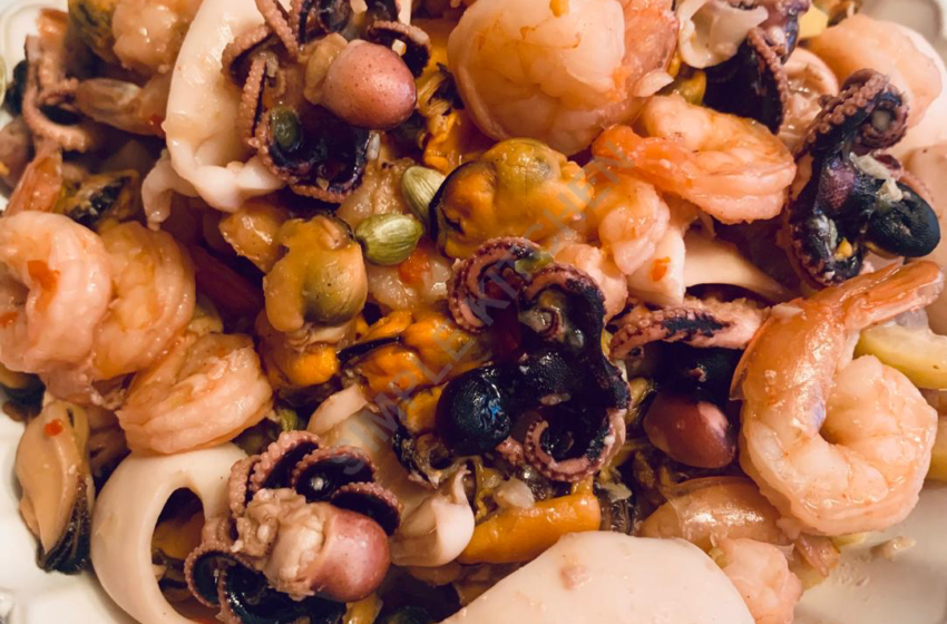 Салат с морепродуктами. 