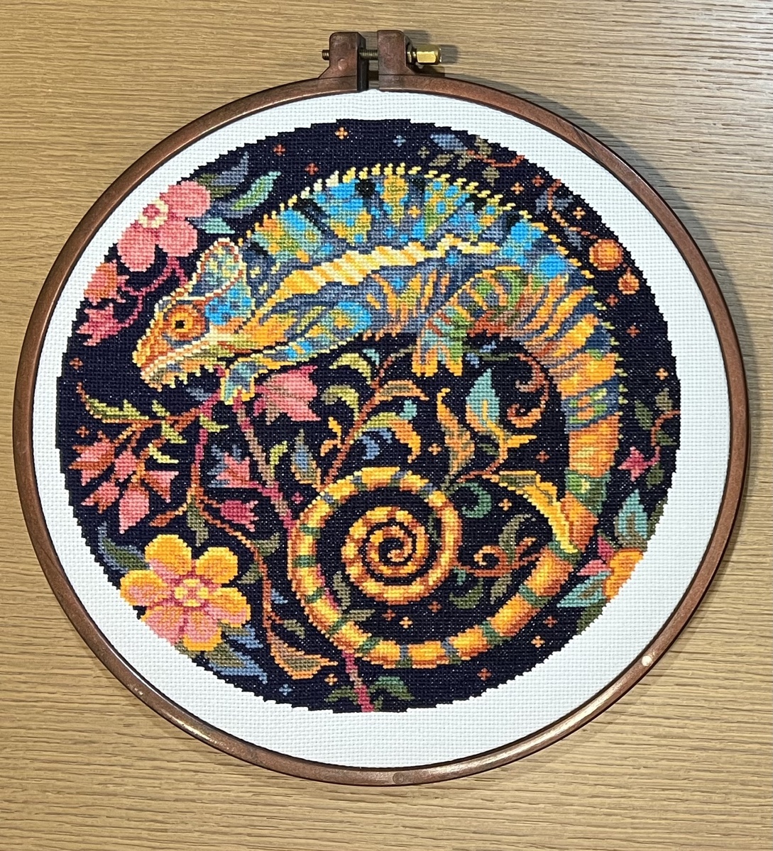 Вышивала-то я на этих пяльцах, просто потом переставила для фото