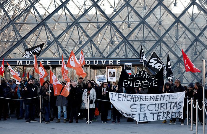    Лувр в Париже остается закрытым после того, как сотрудники проголосовали за забастовку.REUTERS/Benoit Tessier