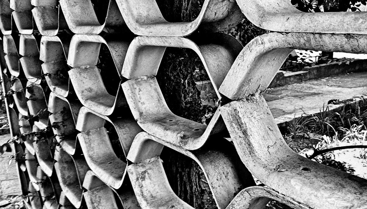 Забор в центре Донецка. Фото 2024 года