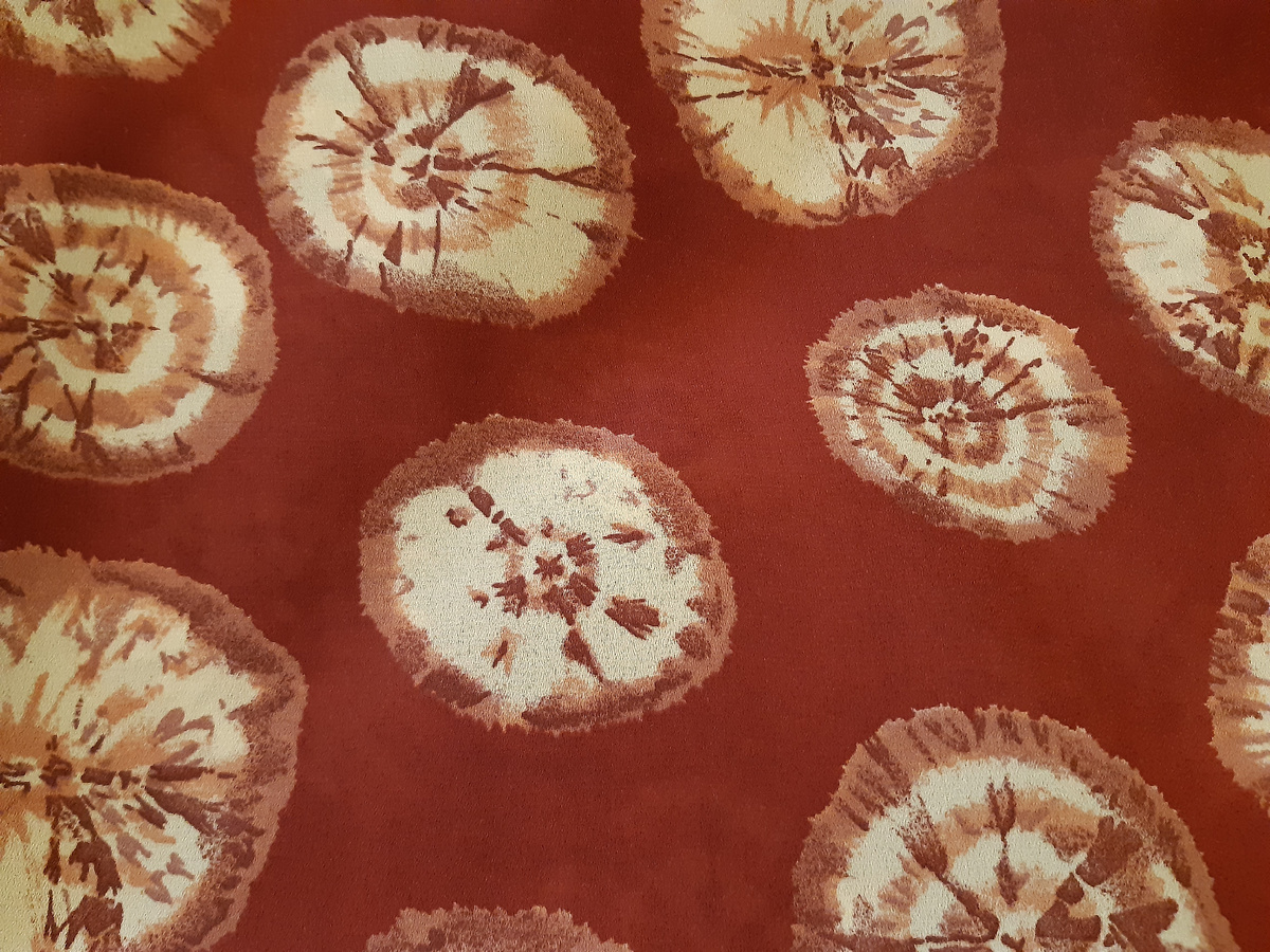 Крепдешин бордового цвета с необычным принтом