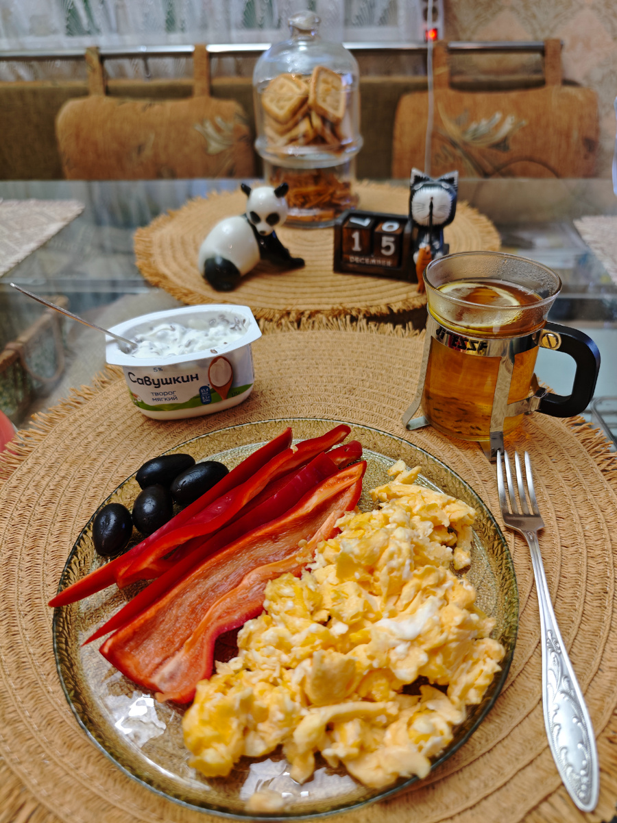 Скрэмбл- 138 гр, перец Рамиро- 72 гр, маслины- 20 гр творожок 125 гр, семя льна 8 гр чай с лимоном 130 мл