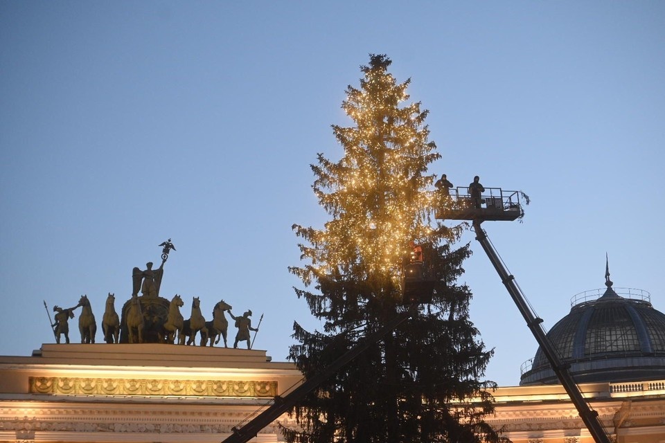    Ель уже начали украшать. Алексей БУЛАТОВ
