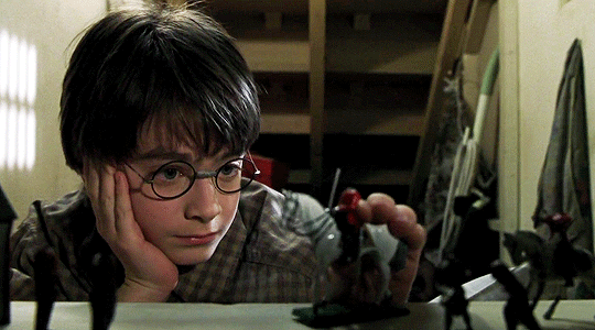 Гарри Поттер в чулане под лестницей 