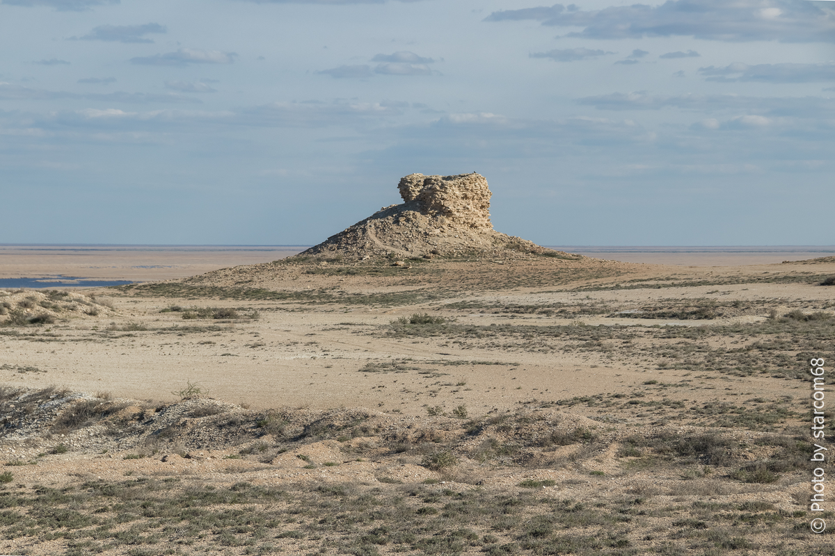 Средневековая сторожевая (сигнальная) башня на мысе Урга. Вид с северо-северо-запада. На дальнем плане слева озеро Каратеренг
