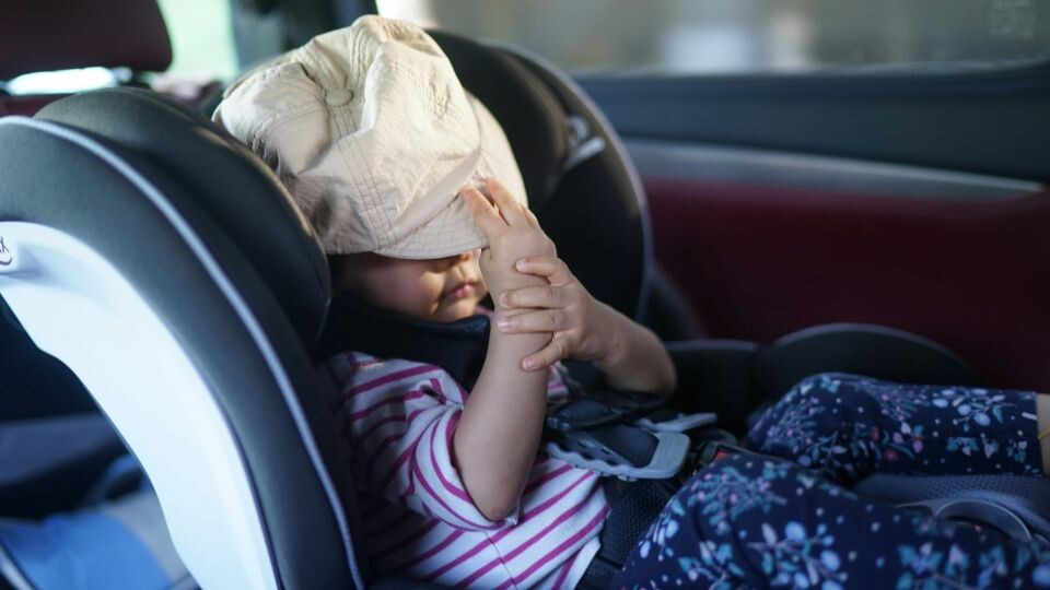    Детское кресло. Ребенок в автомобиле . Источник: unsplash.com