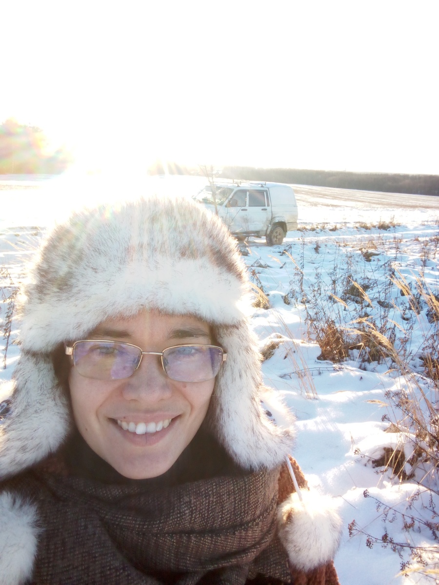 Автор и наш ездовой "белый медведь" Монька. Солнце засветило линию горизонта, а ведь там так красиво виден силуэт церкви в соседнем населенном пункте☀️ Я стою ориентировочно уже на месте участка.