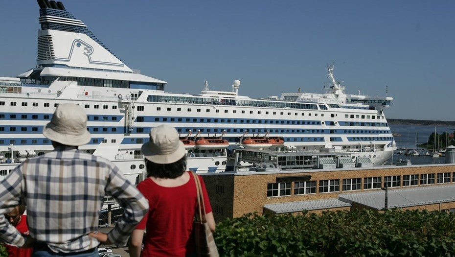 Автор фото: Михаил Спицын / "ДП". Пара туристов смотрит на теплоход в Хельсинки (Финляндия).