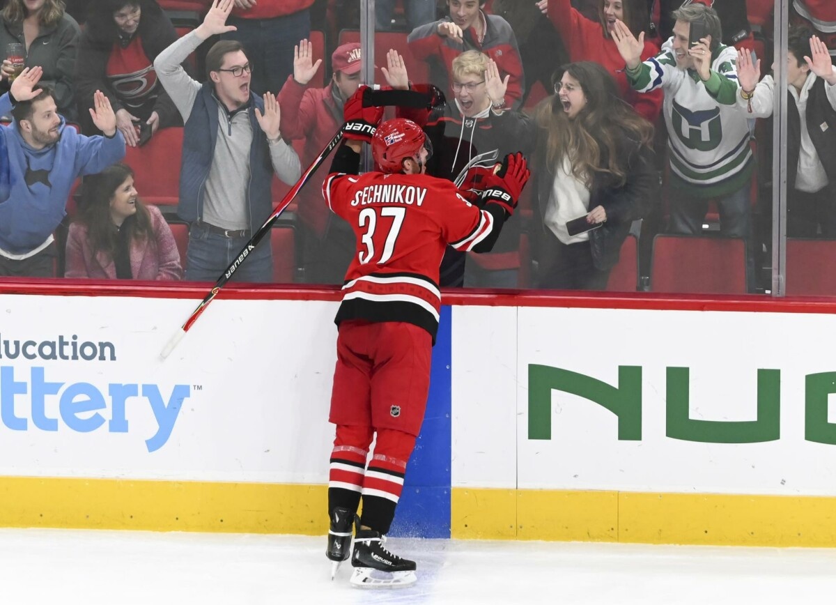     The Hockey News о Свечникове после очередной победы «Каролины»: тот, на кого можно положиться