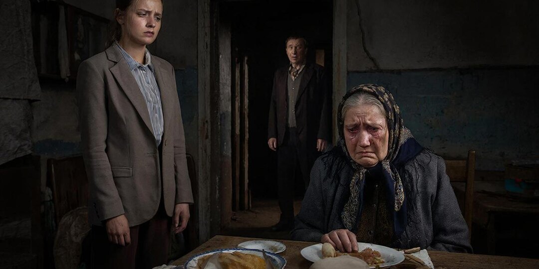 «Мама, не выходи из кухни, ты позоришь меня перед женихом». Дочь привезла городского ухажера, но стыдилась деревенской матери.