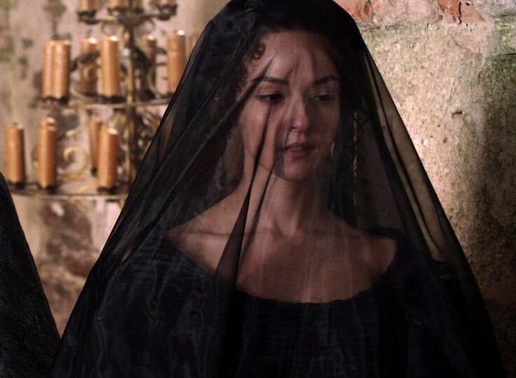 "Королева сошла с ума, она целует ноги покойного мужа"