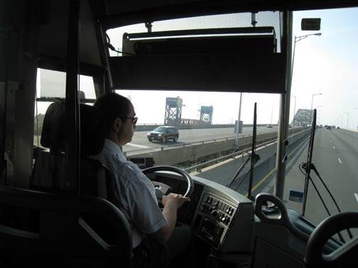 Водитель автобуса за работой.