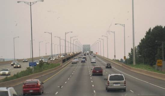 Хайвэй из Торонто в Америку мимо Ниагара-фолс.