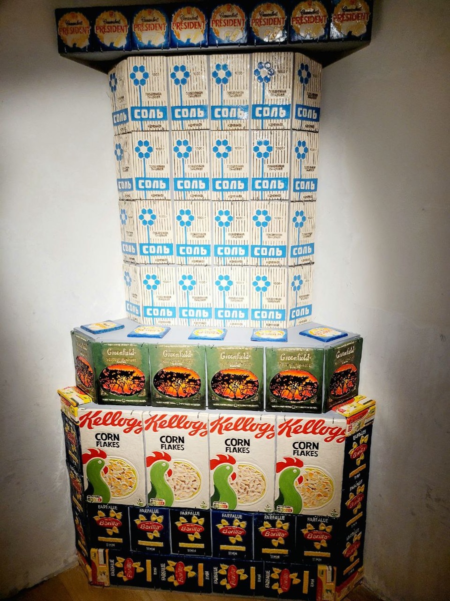 Керамическая печь из популярных товаров - один из образцов современного искусства на выставке "Все напоказ?"