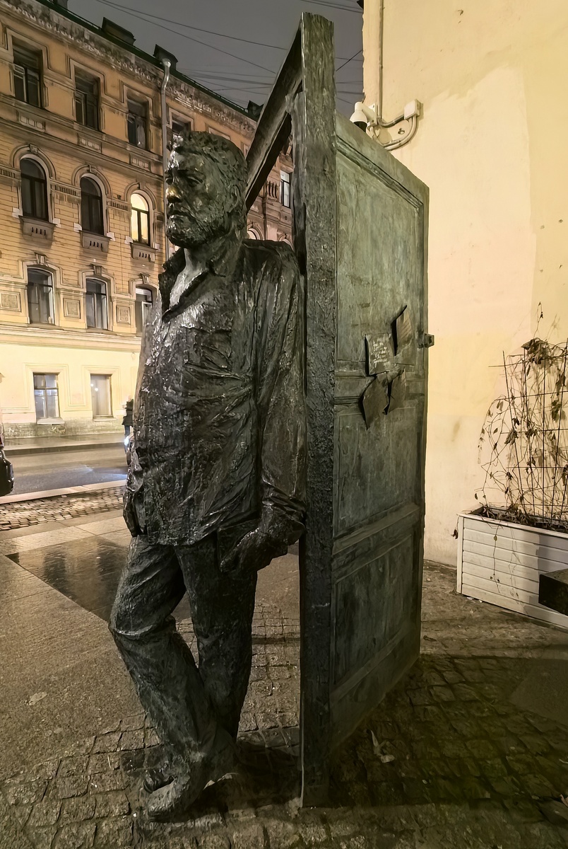 Памятник Сергею Довлатову на ул. Рубинштейна, 23. Фото Ольги Брезгиной, автора статьи