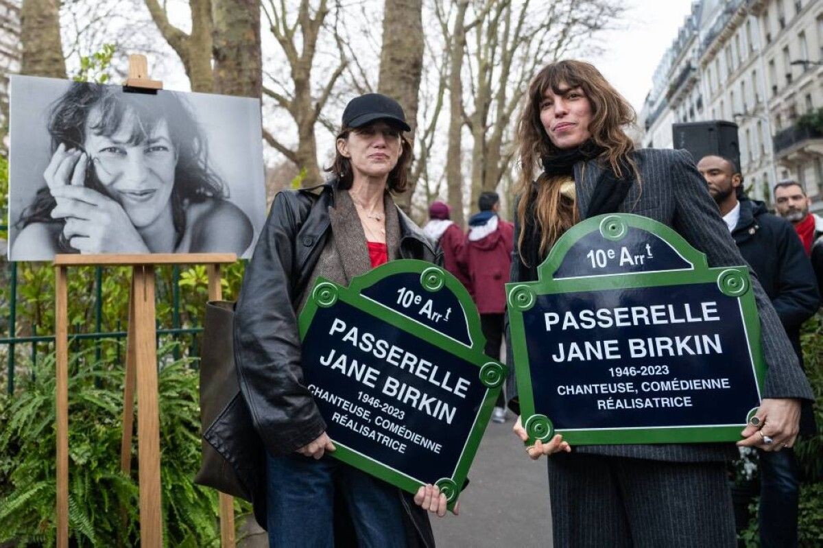     Табличка на мосту Passerelle Jane Birkin