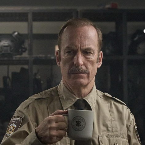     Боб Оденкёрк сталкивается с громким преступлением в тихом городке в трейлере «Нормала»