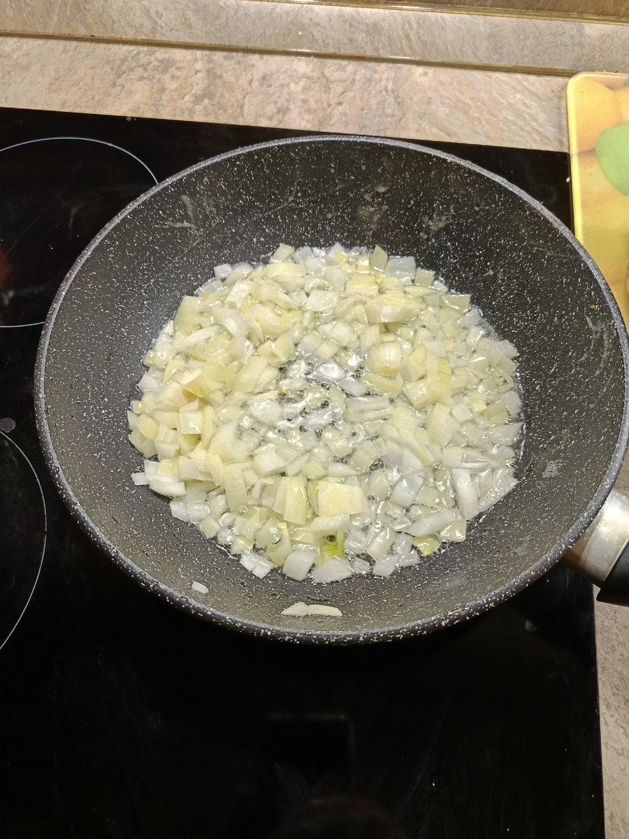 Обжариваем лук до прозрачности.