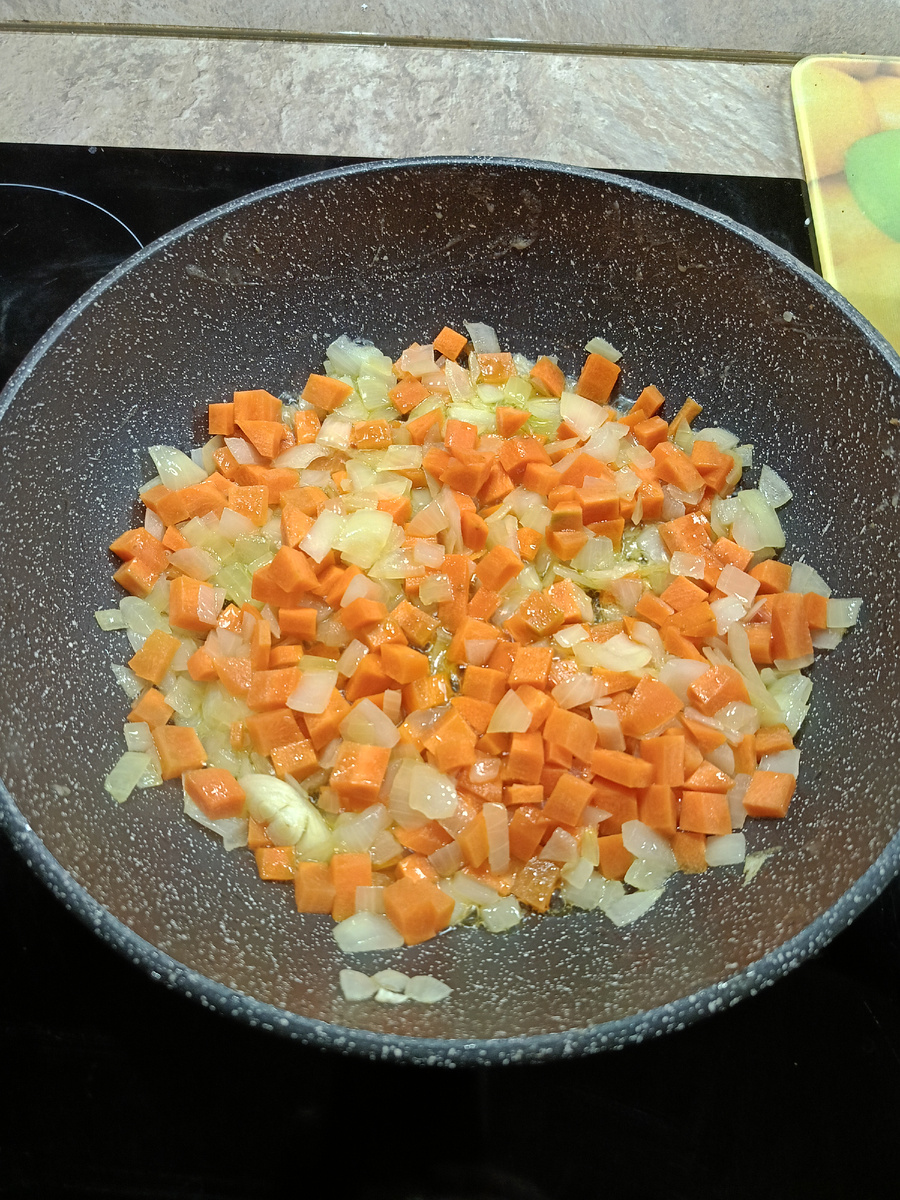 Добаляем морковь.