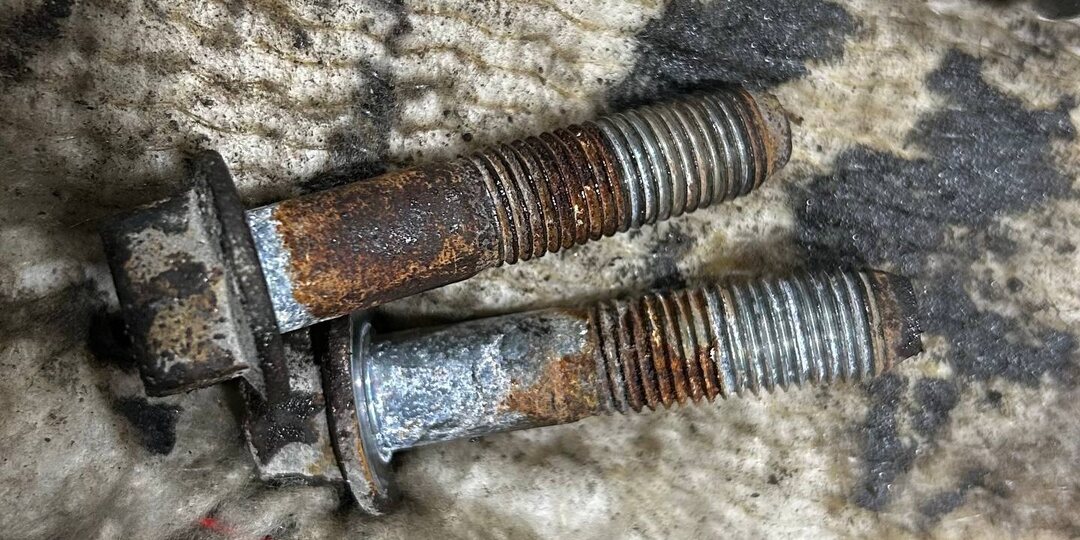 Коррозия стальных болтов в алюминиевых деталях подвески: почему закисает и что делать?