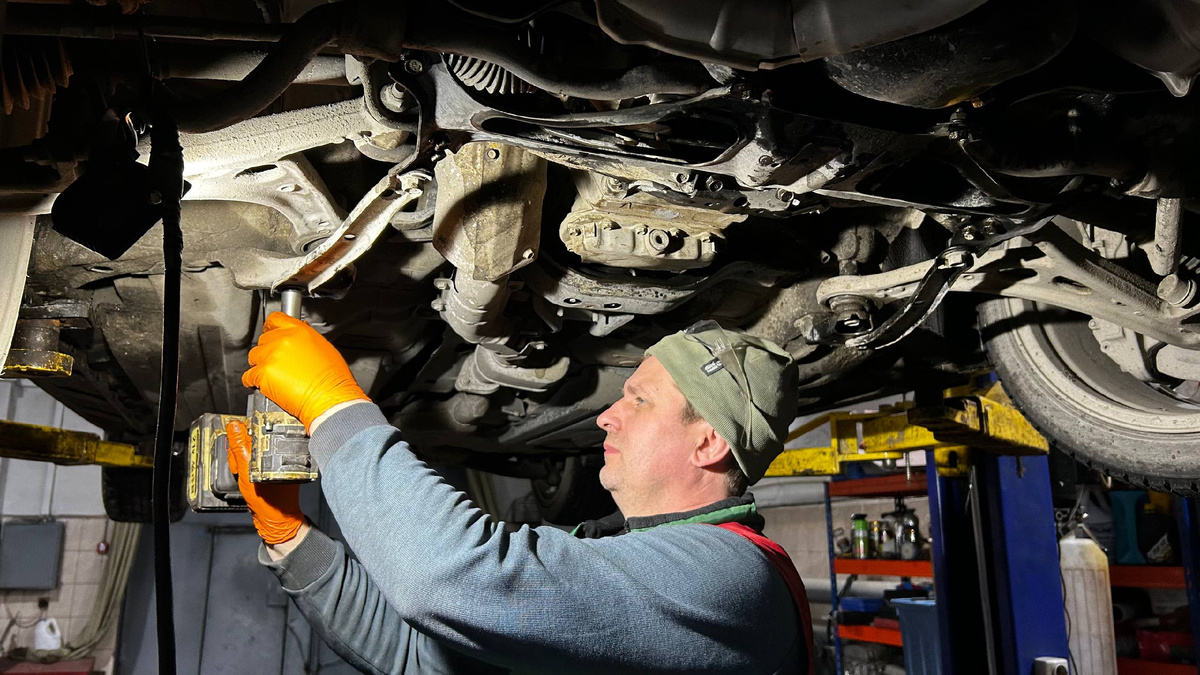 Выкручиваем все болты в зоне риска