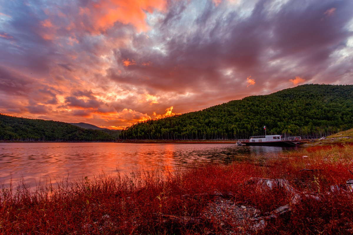 По одной из легенд, когда-то эвенкийская девушка Зея полюбила богатыря Амура, но старейшины рода не позволили им быть вместе и превратили их в реки, разделив высокими горами. Так появились хребты Тукурингра и Соктаха. Фото: Alexander Khitrov / Shutterstock