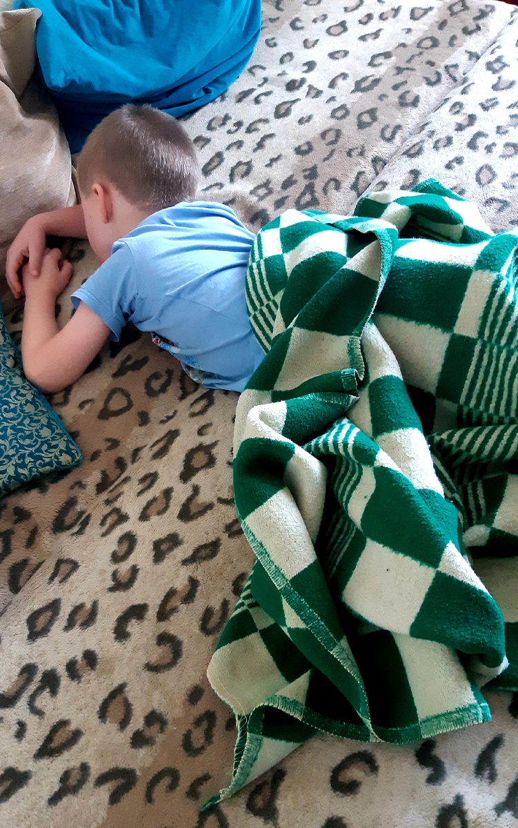 Лежит весь день, вяленький🥺