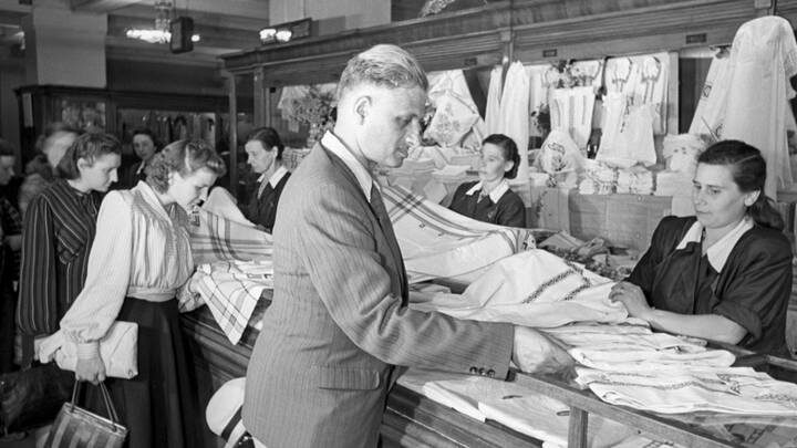  Торговый зал магазина ЦУМ. Политическое решение по отмене продовольственных карточек доказывало, что страна восстанавливается после войны и экономика возвращается к мирному развитию. Советские граждане могли свободно покупать качественные товары / Фото: Анатолий Гаранин / РИА Новости