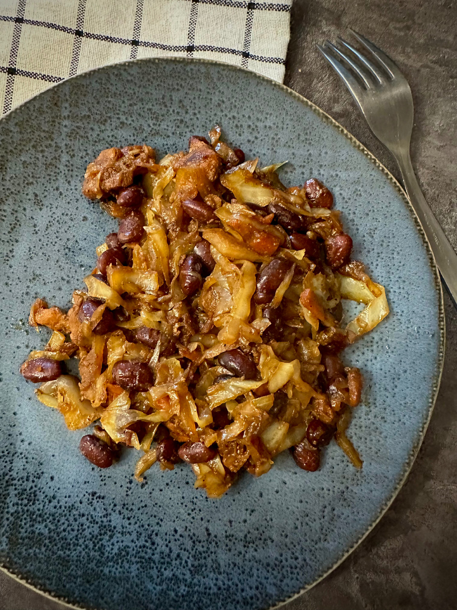 Тушеная капуста с фасолью и мясом