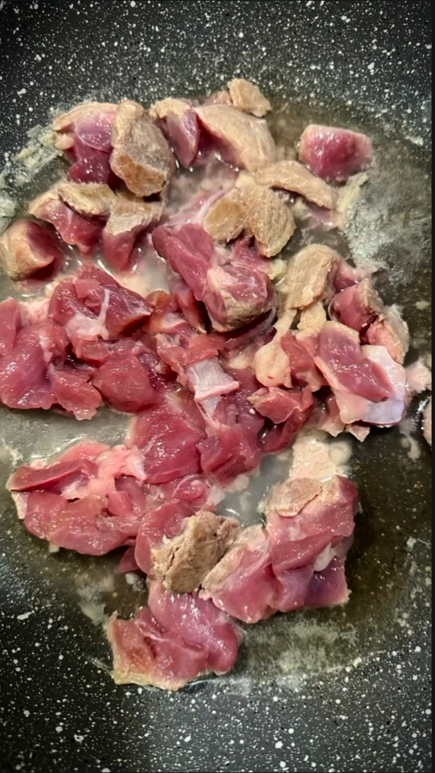 Обжариваем мясо