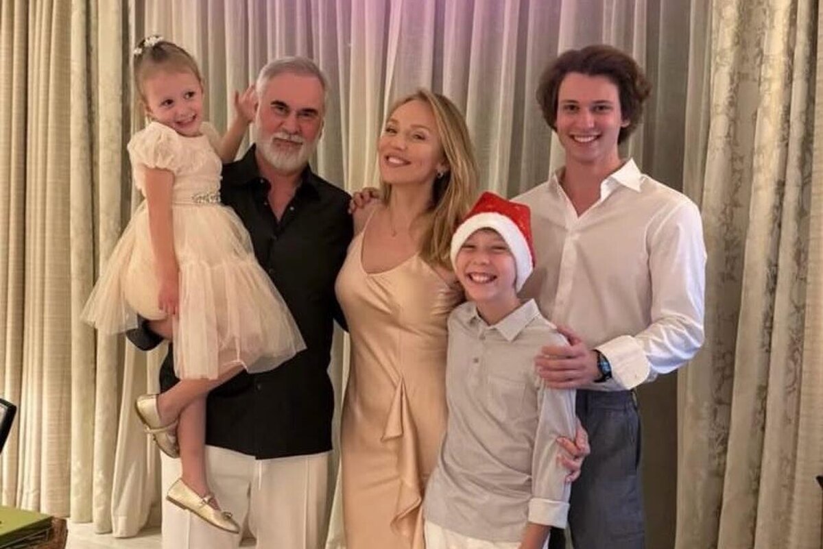    Альбина Джанабаева и Валерий Меладзе с детьми Соцсети