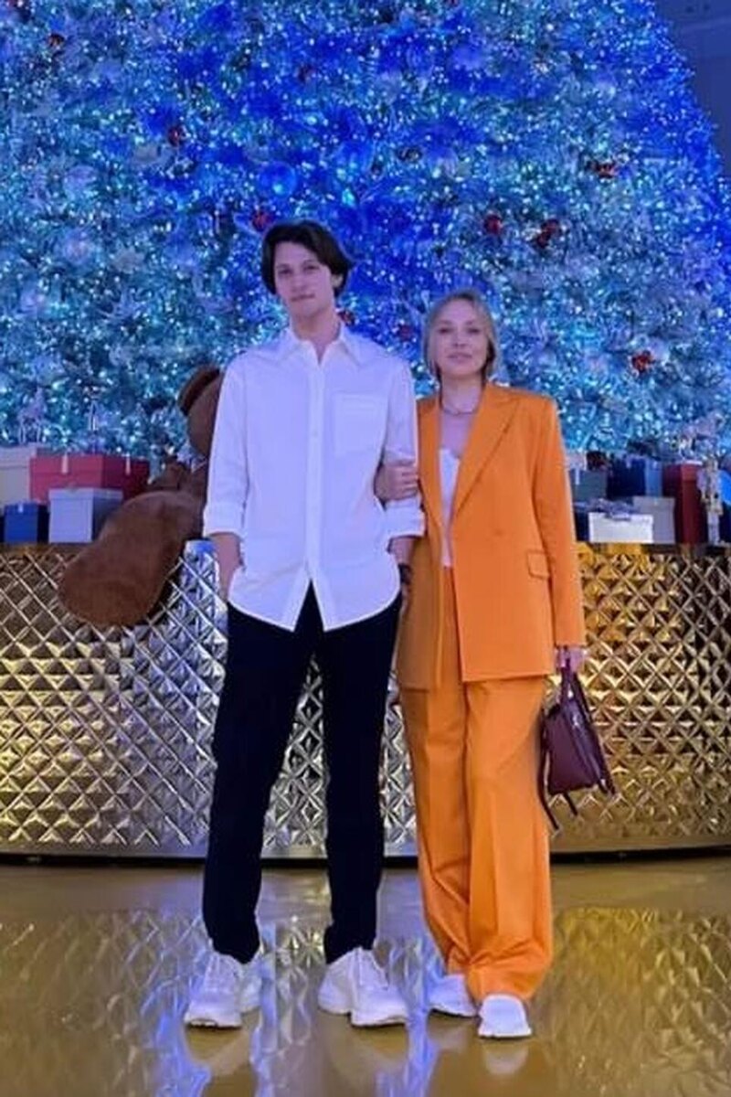    Альбина Джанабаева с сыном Константином Соцсети