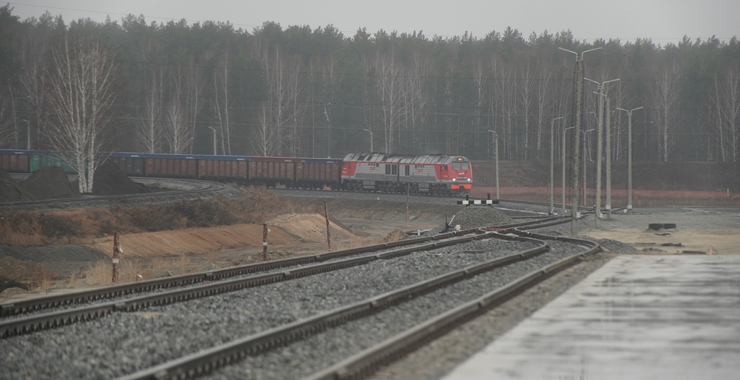 Тепловоз столкнулся с автомобилем на территории завода в Невьянске